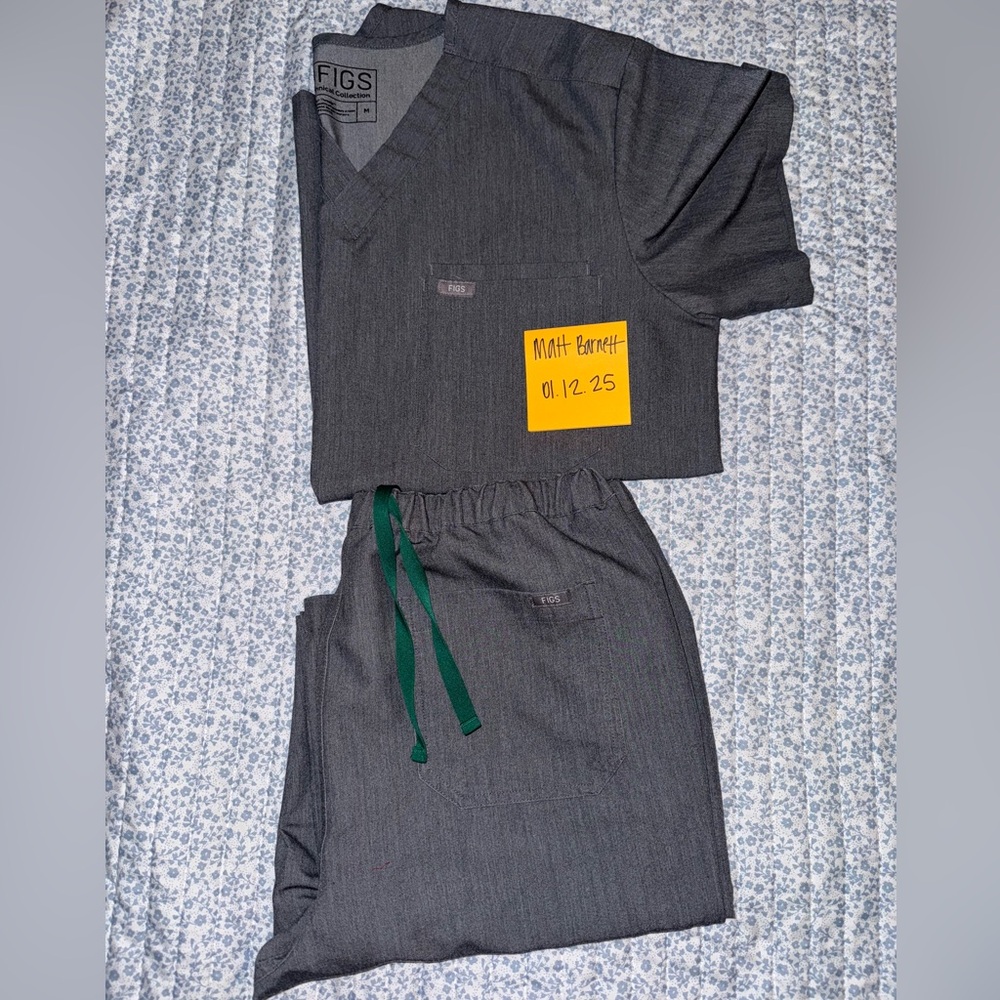 Figs Gray Scrub Set with Green Drawstring